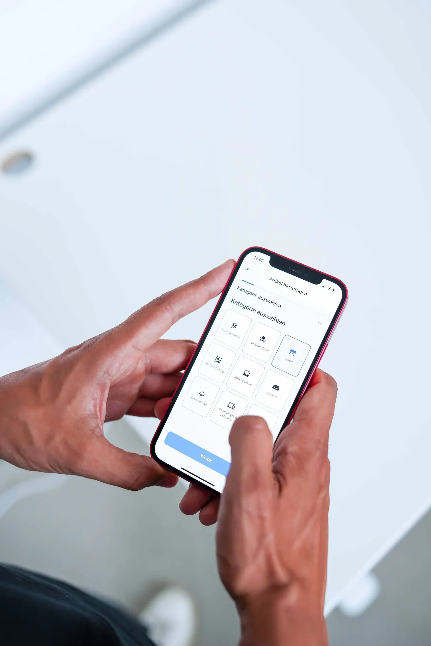 Smartphone mit der Fenyx-App zur digitalen Inventarisierung von Büromöbeln.